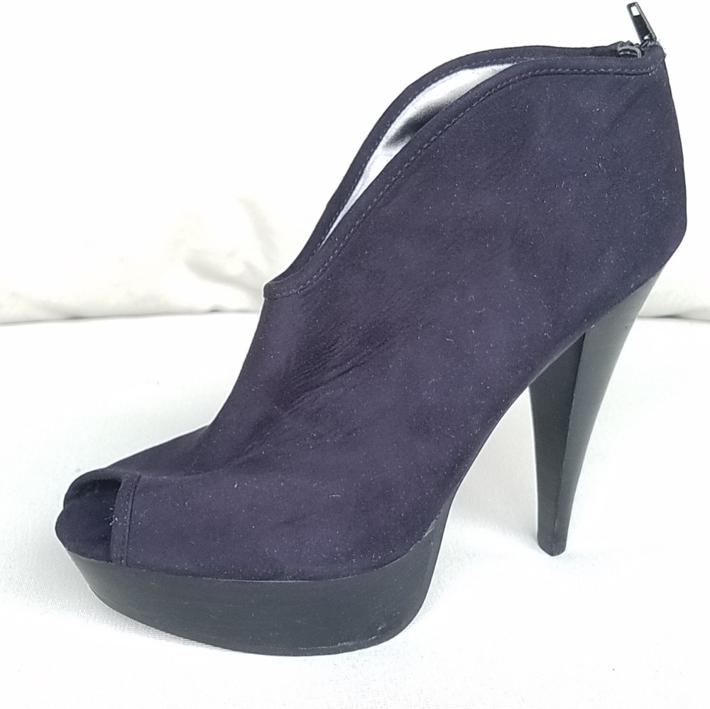 Carlos Santana Cutout ankle booties size 9